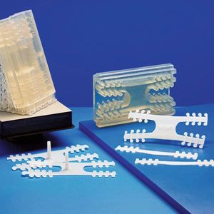 Mit einer 3D-gedruckten Form konnte Braskem sehr schnell seine Spritzgießmaschine auf eine Serienproduktion für Masken-Halterungen umrüsten. (Bild:  Formlabs)