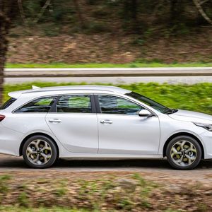 Gleichmäßig und eher gemütlich schiebt der nur 45 kW/61 PS starke E-Motor den rund 1,6 Tonnen schweren Kombi an - der Benziner muss da oft unterstützend eingreifen.(Bild:  Kia)