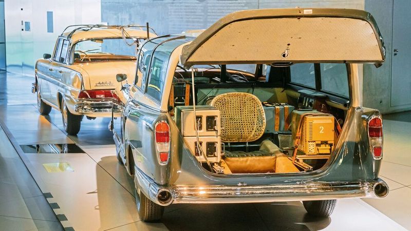 Große Klappe, viel dahinter. Wo heute ein Smarthphone ein Vielfaches an Rechenleistung bietet, war einst zenterschweres Equipment vonnöten. (Mercedes-Benz AG)
