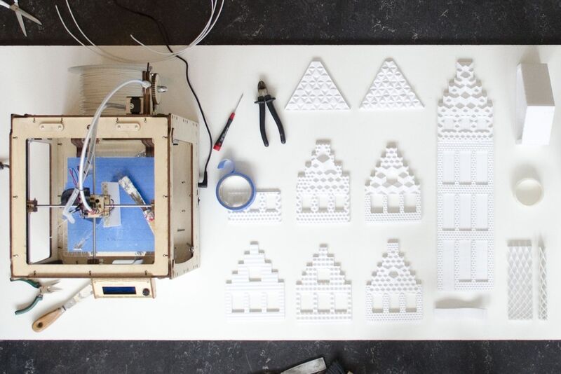 Wie man mit einem normalen 3D-Drucker eine ganze Inneneinrichtung oder aber verkleinerte Teile für ein Puppenhaus ausdrucken kann, … (Foto: DUS architects)