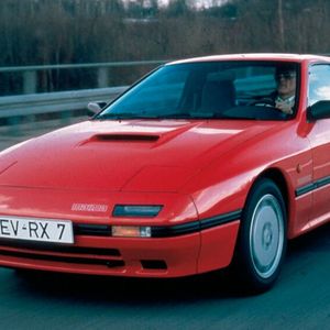 Wahnsinn, dieser Wankel: Der Mazda RX-7 wurde als einziges Kreiskolbenmodell in über 800.000 Einheiten verkauft. Die erste Generation erschien 1978. Ihr 2-Rotoren-Wankelmotor (Kammervolumen 573 cm³, Hubraumäquivalent 2293 cm³) hatte eine Leistung von 77 kW (105 PS) bei 6.000 1/min. Die dritte, bis 2002 gebaute Generation verfügt über einen turbogeladenen 13B-REW-Wankelmotor wurde in der letzten Ausbaustufe eine Leistung von 206 kW (280 PS) bei 6.500 1/min erreicht.(Bild:  Mazda)