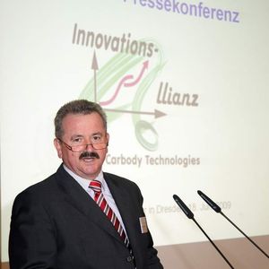 Prof. Dr.-Ing. Reimund Neugebauer, Leiter des Fraunhofer IWU in Chemnitz: „Bei der Herstellung einer Karosserie fallen etwa 20% des Energieverbrauchs an, die ein Fahrzeug während seines Lebenszyklus verursacht. Diesen Wert möchten wir in der Innovationsallianz halbieren.“