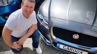 Pavel Krivulin verkauft über Caroox Autos in Kommission. Er plant ein bundesweites Netzwerk mit Caroox-Filialen. (Bild: Caroox)
