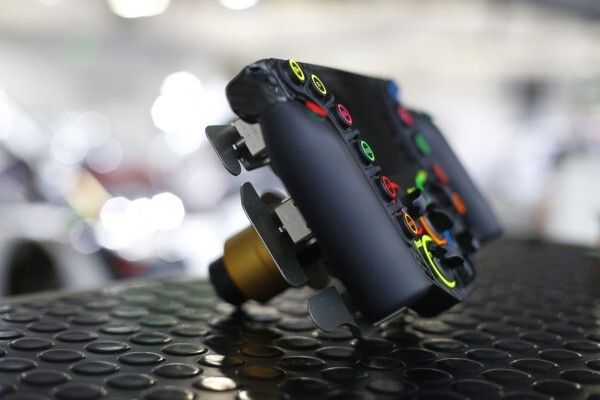 Das Lenkrad des Porsche 919 Hybrid: ein Computer imit 24 Knöpfen und Schaltern auf der Vorderseite sowie sechs Wippen auf der Rückseite. (Bild: Porsche)