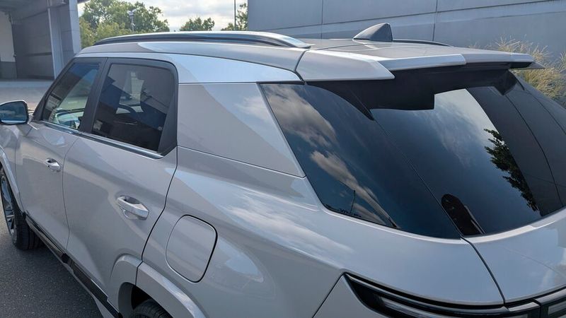 Der Actyon besitzt die wahrscheinlich breiteste C-Säule seiner Klasse, was der Sicht nach hinten nicht förderlich ist. (Bild: Rosenow – VCG)