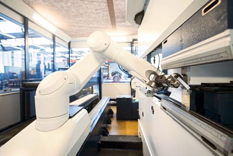 Kleine Bleche in grossen Serien biegen: Die mit zwei Robotern automatisierte Biegezelle arbeitet äusserst zuverlässig und wiederholgenau. (Bild: Hans Eberle AG)