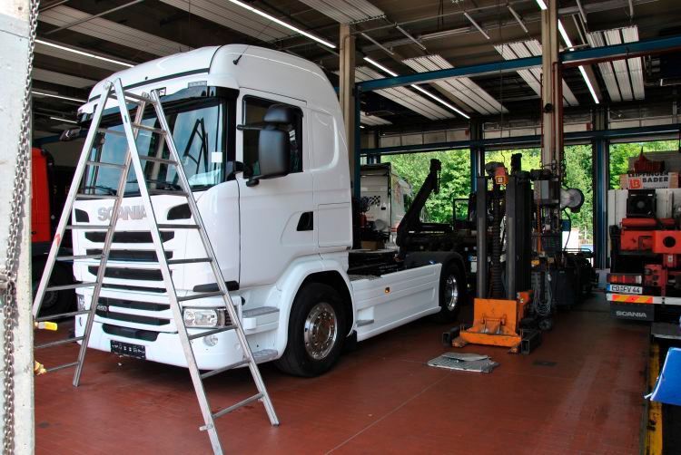 In der aufgeräumten Werkstatt werden die Kundenwünsche fachmännisch erledigt. (Foto: Wenz)