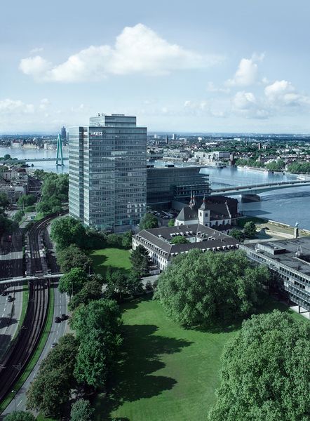 Lanxess ist ein Spezialchemie-Konzern mit Sitz in Köln. Im 2013 erwirtschaftete Lanxess einen Umsatz von 8,3 Milliarden Euro und beschäftigte 17.343 Mitarbeiter weltweit. (Lanxess)