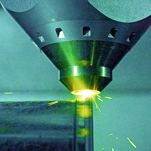 IAMA-Gewinner 2015 kommt aus den USA: Hybrid Manufacturing verbindet konventionelle CNC-Technologie mit additiven Produktionsverfahren. Mittels Laserauftragsschweißen wird die Metallbearbeitung, Veredelung und Prüfung von Teilen in einer einzigen Maschine möglich.(Bild:  Hybrid Manufacturing)