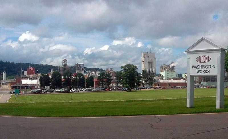 Platz 7: Dupont de Nemours (USA) mit 35.000 Mitarbeitern 2019. (Entrance to Washington Works in Washington, West Virginia / Snoopywv / CC BY-SA 3.0)