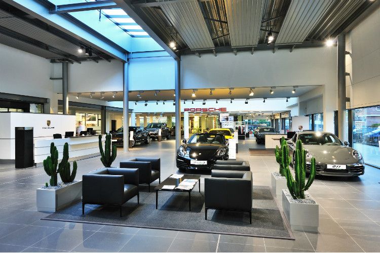 Die Autohausgruppe Schmidt & Hoffmann modernisierte den Porsche-Schauraum in Kiel und erweiterte die Ausstellungsfläche um rund ein Drittel auf 1.000 Quadratmeter. (Foto: Schmidt & Hoffmann)