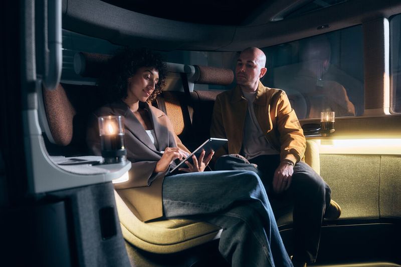 Im Shuttle gibt es zwei individuell nutzbare Bereiche. (Bild: UE Studios)