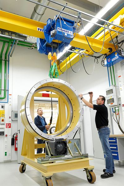 Auch tonnenschwere Großlager gelangen über eine eigens konzipierte Krananlage zur Untersuchung ins Innere des Akustikzentrums. (Foto: Schaeffler)