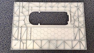 Für die notwendige Steifigkeit befinden sich auf der Unterseite der Magnesium-Tischplatte Verrippungen und Wabenstrukturen.  (Torun Bark Magnesium )