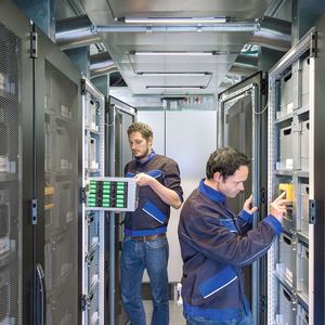 Das modulare Batteriespeichersystem Energy Neighbor von Varta Storage und der TU München soll helfen, Strom aus Wind- und Solaranlagen zu speichern.