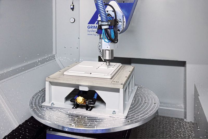 Schnell und schlank: Der grazile NC-Kopf hat sich nicht nur bei einfachen Fräsaufgaben, sondern auch beim Zerspanen enger Kavitäten bewährt.(Bild:  HG Grimme/Ralf Baumgarten)