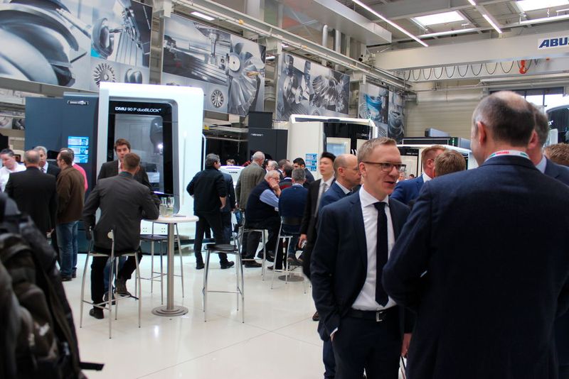 Wie jedes Jahr herrscht gute Stimmung unter den Gästen der traditionellen Hausausstellung von DMG Mori in Pfronten. (Sonnenberg)