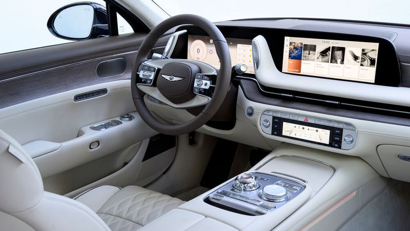 Innen sorgen Leder und mattes Chrom für eine gediegene Atmosphäre. (Bild: Genesis)