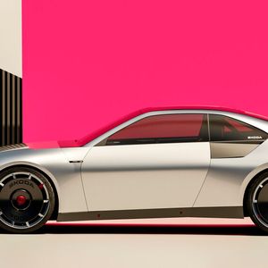 Unterm Heckfenster hat der 110 R Luftöffnungen zum Kühlen der Batterie – eine Reminiszenz an die seitlichen Lüftungsschlitze des alten 110 R.(Bild:  Skoda)