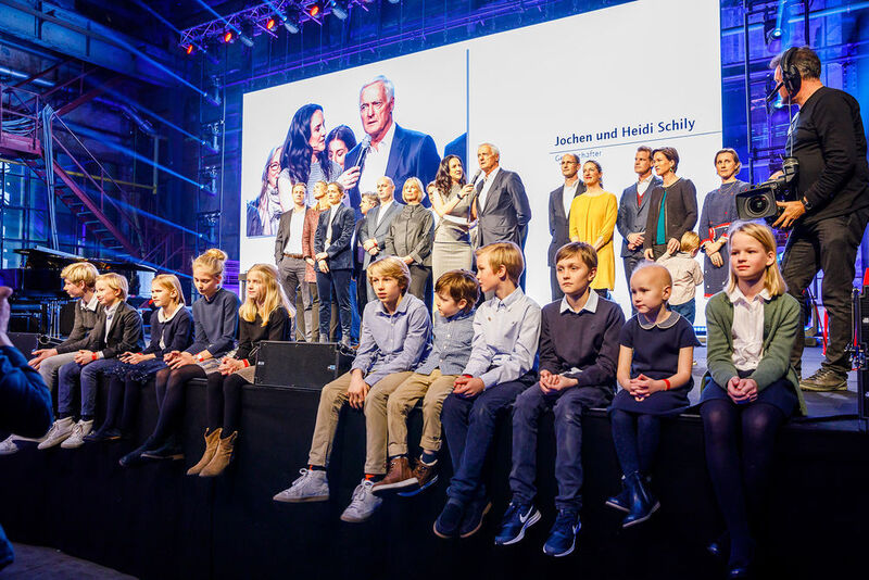 Die komplette Gesellschafterfamilie Lueg kam in die Jahrhunderthalle nach Bochum, um mit allen Mitarbeiterinnen und Mitarbeitern das 150-jährige Jubiläum zu feiern.  (Lueg AG)