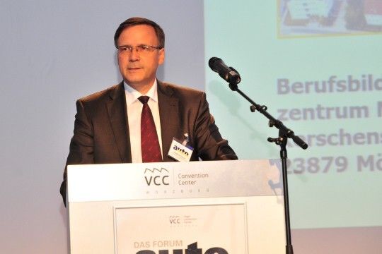 Siegfried Schulz, Produktmanager Fahrzeugtechnik bei Lucas-Nülle, zeichnete den Gewinner des Wettbewerbs aus. (Foto: Schmidt)