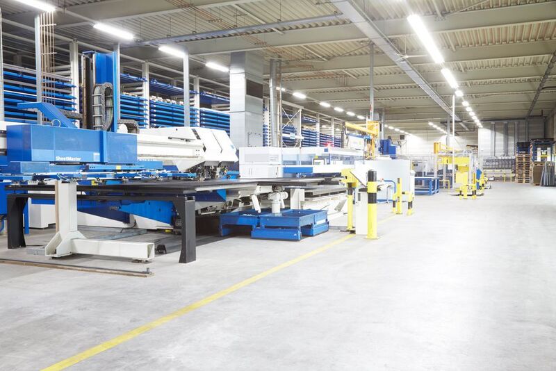 Für Teile mit kleineren Umformungen und Gewinden, etwa Ersatzteile für die Papierindustrie, kommt die Stanz-Lasermaschine Tru-Matic 6000 zum Einsatz. (Trumpf)