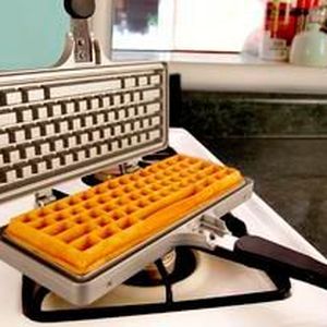 Osterlamm war gestern! Echte Geeks backen Tastatur-Waffeln! Kostenpunkt bei www.ahalife.com: 85 US-Dollar. Geliefert wird das Gadget auch nach Deutschland.