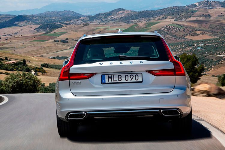 Zwar geben die Schweden als Normverbrauchswert 4,9 Liter an, doch im realen Leben sollte der Kunde sich mit sieben bis acht Litern anfreunden. (Volvo)
