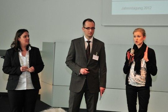 Verena Wahnschaff (Volkswagen), Matthias Renatus (Audi) und Helena Baier (Kia) (v. li.) zeigten, wie die neuen Weiterbildungsstufe „Geprüfter Gebrauchtwagenverkäufer“ aufgebaut sein könnte. (Foto: Schmidt)