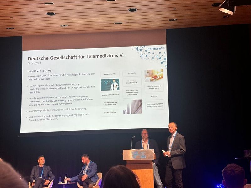 Eine spezielle Session war dem Einsatz der Telemedizin in der Pflege gewidmet. Welche Ziele die Deutsche Gesellschaft für Telemedizin e. V. (DGTelemed) verfolgt, erläuterten zu Beginn deren Vorstandsmitglieder Dr. Eimo Martens, Leiter des Telemedizin-Zentrums am TUM Klinikum Rechts der Isar, Oberarzt in der Klinik und Poliklinik für Innere Medizin I, und Rainer Beckers, Geschäftsführer ZTG Zentrum für Telematik und Telemedizin GmbH (v. l.). (Bild: Nicola Hauptmann)