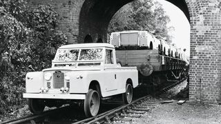 Der Land Rover Series II eignete sich auch als Zugmaschine. (Bild: Land Rover)