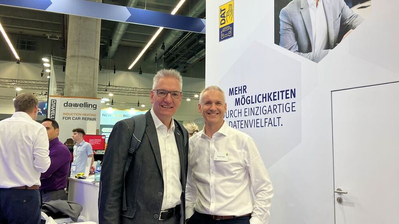 »kfz-betrieb«-Chefredakteur Wolfgang Michel (links) prüft, ob am Stand von DAT-Kommunikationschef Martin Endlein auch nichts wackelt.  (Bild: Pfaff / VCG)