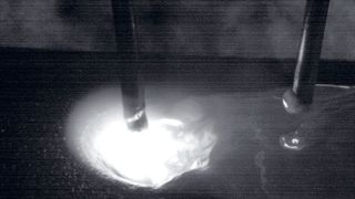 Vue rapprochée d’un bain de fusion en CMT Twin : l’arc Leader (gauche) permet la pénétration, tandis que l’arc Trailer (droite) assure le remplissage avec peu d’énergie. (Fronius International GmbH)