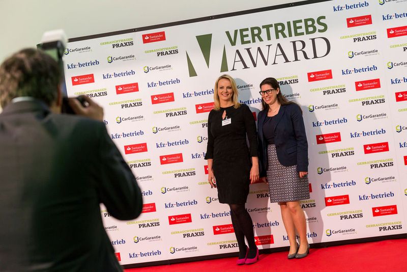 Vor der Vertriebs-Award-Fotowand ließen sich die Gäste ablichten... (Bild: Vogel Business Media)