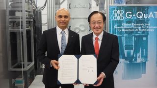 Vivek Mahajan, Corporate Executive Officer, Corporate VP und CTO System Platform bei Fujitsu (links) und Masu Kazuya, Direktor von G-QuAT, bei der Unterzeichnung der Partnerschaft (Bild:  Fujitsu Limited)