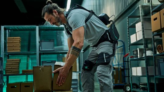 Wer in Hannover am Stand von Ottobock (Halle 26, F41) vorbeischaut, kann die Exoskelette und digitalen Tools von „SUITX by Ottobock“ direkt testen.(Bild:  Ottobock)