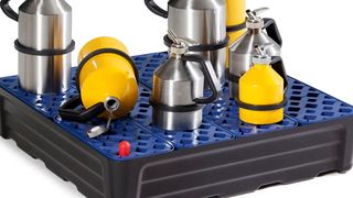 Denios bietet neu die Kleingebindewanne PE 01. (Denios)