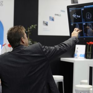 Wo sonst könnte man eine Vielzahl an Neuheiten besser sehen und besprechen als auf einer Messe wie der COMPAMED