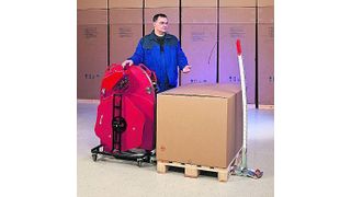 Freude beim Personal: Die Lagermitarbeiter müssen sich dank des Umreifungssystems 725E weniger bücken. Bild: Ergopack (Archiv: Vogel Business Media)