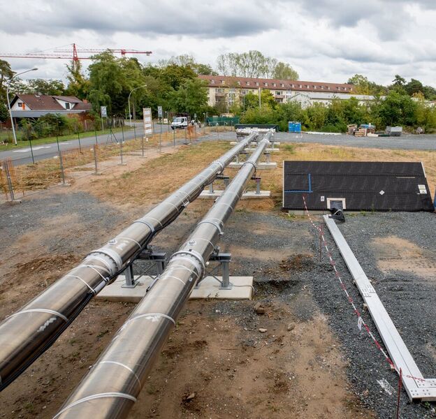 On the test field: On the left you can see a loop of two 50 meter DC cables in open air technology. Here the thermo-electrical behaviour under high DC voltage load is investigated. To the right is the power connection for another test with a directly buried underground structure. (Gregor Rynkowski / TU Darmstadt)