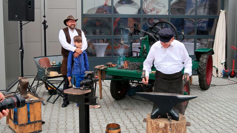 Zu Beginn der Feierlichkeiten schlug Seniorchef Klaus Frank (rechts) den Takt der Schmiedepolka auf dem Amboss. (Bild: Diehl – VCG)