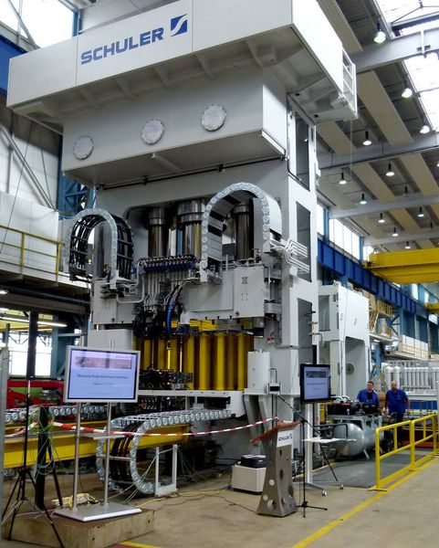 Mit der neuen hydraulische Presse für faserverstärkte Kunststoffe (CFK) will der Pressenbauer Schuler seine Tadition im automobilen Leichtbau nach Warmumformung und IHU fortsetzen.  (Bild: Kuhn)