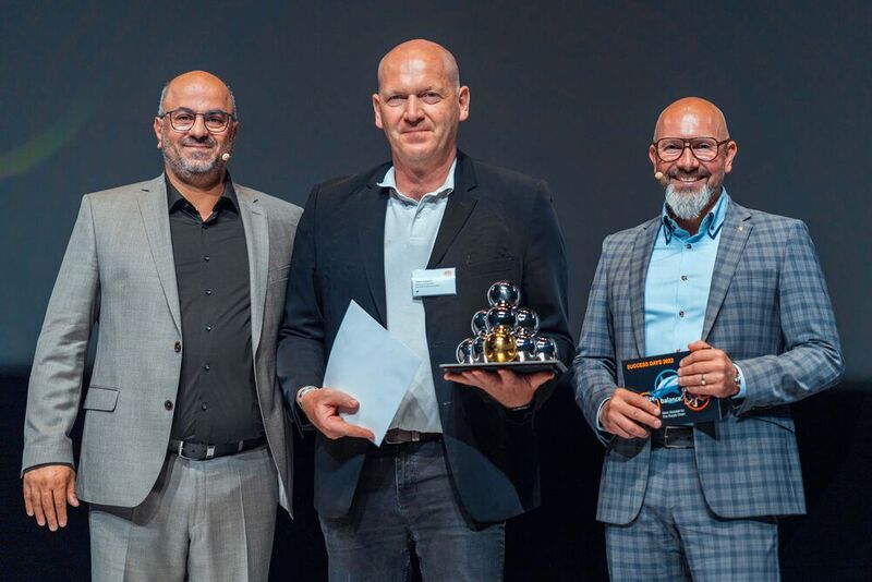 Frank Augustin von der Aenova Holding GmbH (Mitte) hat den GIB-SCM-Award von Bilgin Kilic (links) und Björn Dunkel empfangen.