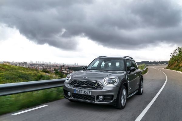 Der MINI Cooper S E Countryman ALL4 ist der erste Mini, bei dem ein Plug-in-Hybrid-Antrieb die Möglichkeit zu rein elektrischer und damit lokal emissionsfreier Mobilität eröffnet. (Mini)