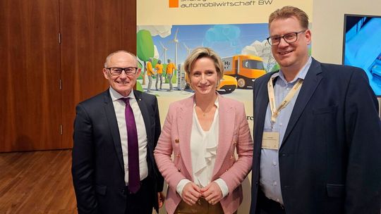 Nahmen am Strategiedialog Automobilwirtschaft Baden-Württemberg in Berlin teil: Präsident Michael Ziegler, Nicole Hoffmeister-Kraut, Ministerin für Wirtschaft und Arbeit aus Baden-Württemberg, und Carsten Beuß, Hauptgeschäftsführer des Kfz-Gewerbes Baden-Württemberg (v. l.).(Bild:  Kfz-Gewerbe Baden-Württemberg)
