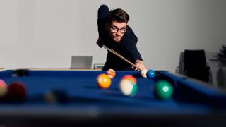 Studierende des praxisinterierten Bachelorstudiengangs Mechatronik/Automatisierung am Campus Gütersloh der HSBI entwickelten im Rahmen eines zweisemestrigen Projekts einen vollautomatisierten Billardtisch, der selbstständig gegen menschliche Spieler antreten kann. (Bild: P. Pollmeier/HSBI)