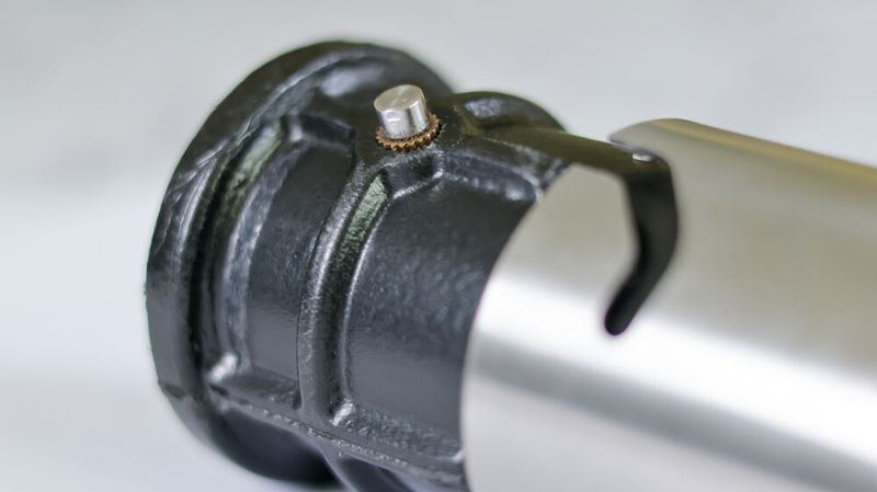 Dieses Bauteil mit Gewinde-Insert und Bajonettverschluss wurde am Fraunhofer IWU durch das Innenhochdruck-Umformen (IHU) hergestellt. (Bild: Fraunhofer IWU)