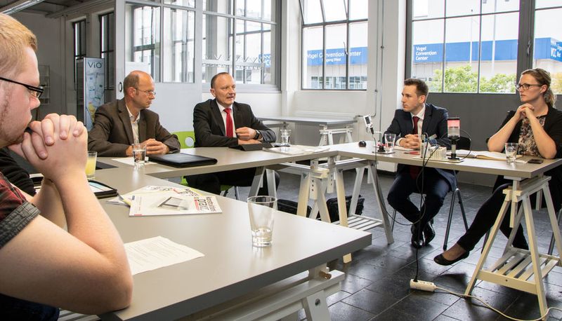 Intelligente Leitungen, die ihr Wartung voraussagen, könnten Anlagenausfälle reduzieren. konstruktionspraxis holte Anbieter und Anwender an einen Tisch, um Anforderungen und Möglichkeiten zu diskutieren. (B.Richter/konstruktionspraxis)