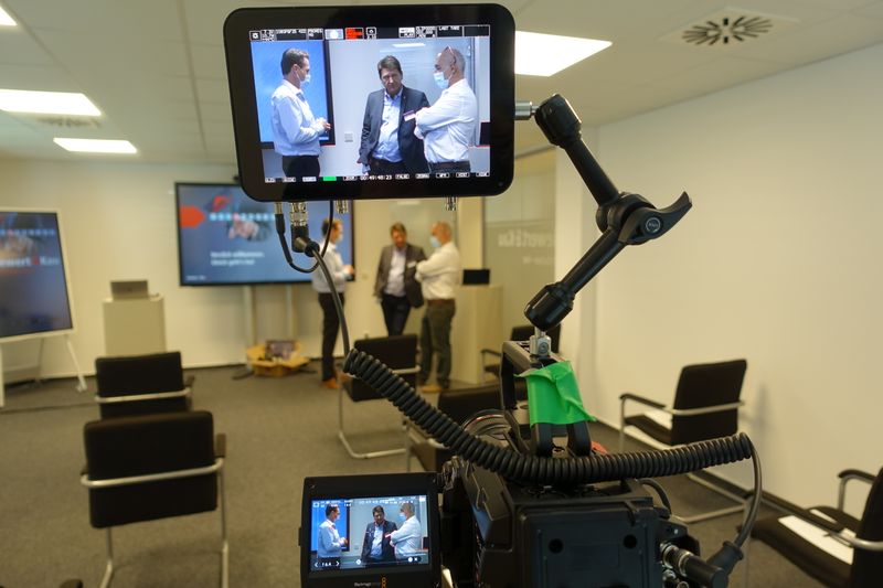 Letzte Besprechungen bevor die Show beginnt. (Bild: IT-BUSINESS)