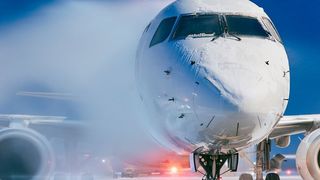 Flugzeug-Enteisungsmittel auf Basis von Propylenglykol spielen eine wichtige Rolle bei der Gewährleistung eines sicheren und unterbrechungsfreien Winterflugbetriebs unter schwierigen Witterungsbedingungen. (Evonik)